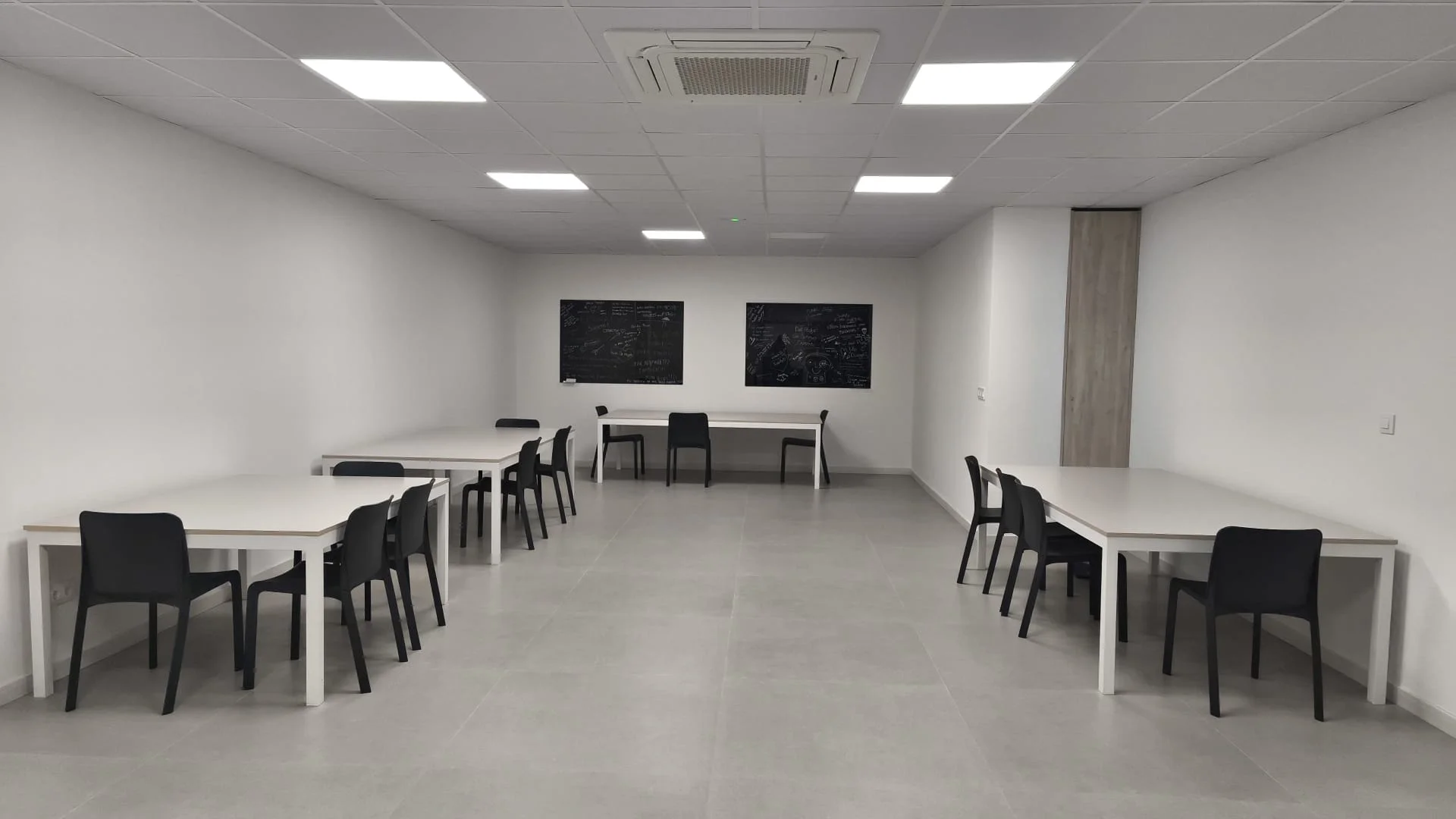 Aula de estudio de eduKaEVA con grupo reducido de alumnos